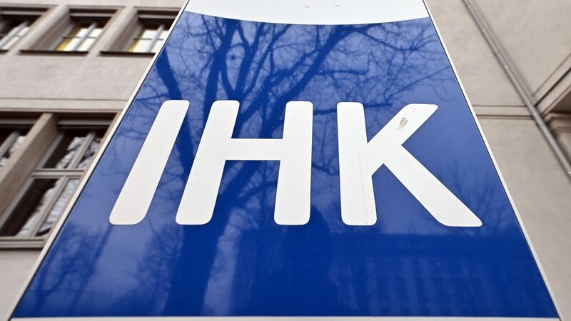 „IHK“ steht auf dem Schild vor dem Haus der Industrie- und Handelskammer Erfurt.