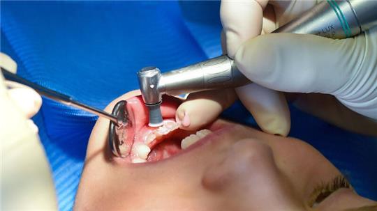 IHK zeichnet ersteller von Dentalmaterialien für Zahnärzte aus.