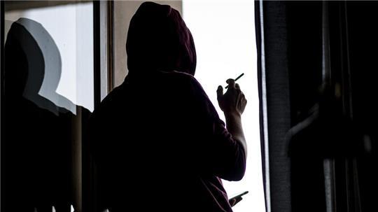 ILLUSTRATION - 27.04.2021, Berlin: Gruppendruck und Sehnsucht nach Aufmerksamkeit: Besonders Jugendliche lassen sich zu gefährlichen Mutproben verleiten. (zu dpa: «Überwachung, Strafen, Gespräche - Was hält Teenies von Drogen fern?») Foto: Fabian Sommer/dpa/dpa-tmn +++ dpa-Bildfunk +++