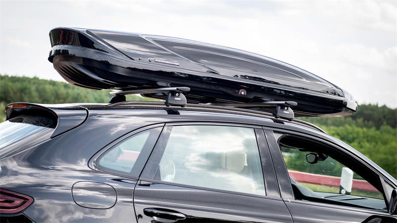 ILLUSTRATION - Dachbox nach dem Urlaub noch drauf? Wer sie im Alltag nicht braucht, sollte sie abmontieren – sonst verbraucht sie nur unnötig Sprit.
