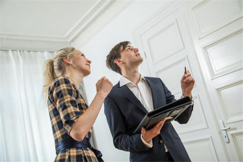 Wohnungsbesichtigung: Was müssen Mieter alles zulassen? ILLUSTRATION - Eine junge Frau besichtigt am 06.04.2018 in Hamburg mit einem Immobilienmakler zusammen eine Wohnung (gestellte Szene). Foto: Christin Klose || Modellfreigabe vorhanden
