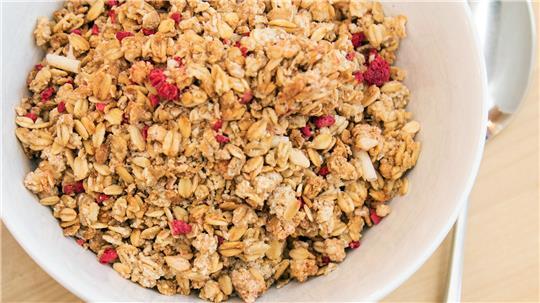 ILLUSTRATION - Jedes zweite Früchte- und Beerenmüsli ist «sehr gut», urteilt die Zeitschrift «Öko-Test». (zu dpa: «Früchtemüsli: Viel Zucker und auch mal Pestizide») Foto: Christin Klose/dpa-tmn - Honorarfrei nur für Bezieher des dpa-Themendienstes +++ dpa-Themendienst +++