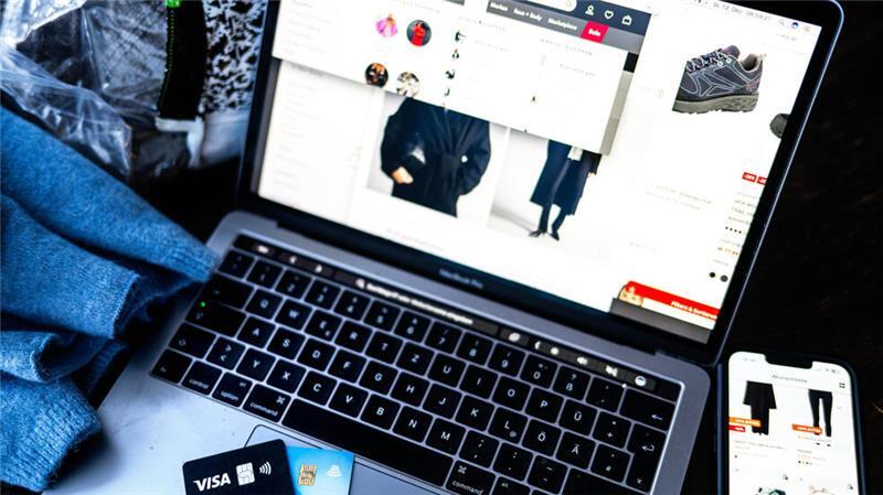 ILLUSTRATION - Verschiedene Online-Shops sind auf einem Laptop geöffnet.