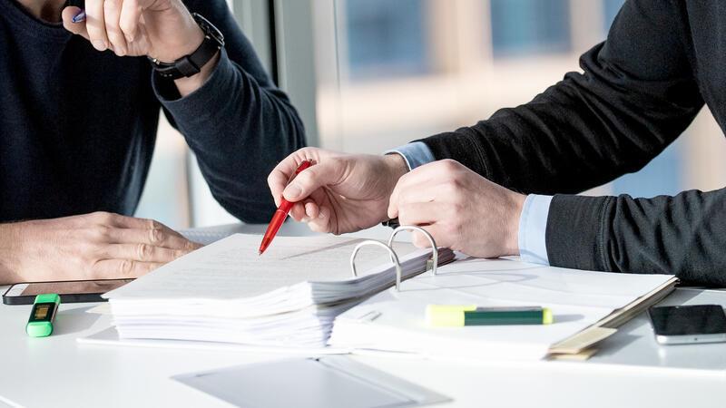 Ratgeber Überschuldung: So werden Sie Ihre Geldsorgen wieder los ILLUSTRATION - Wiederholung vom 04.02.2022 - Wer merkt, dass er seine Verbindlichkeiten nicht mehr bedienen kann, sollte sich Hilfe holen. Foto: Zacharie Scheurer/dpa-tmn - Honorarfrei nur für Bezieher des dpa-Themendienstes +++ dpa-Themendienst +++