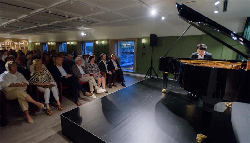 IMF-Premiere im Ernst Restaurant bei Stackmann: Pianist Haiou Zhang gefällt die neue Location.