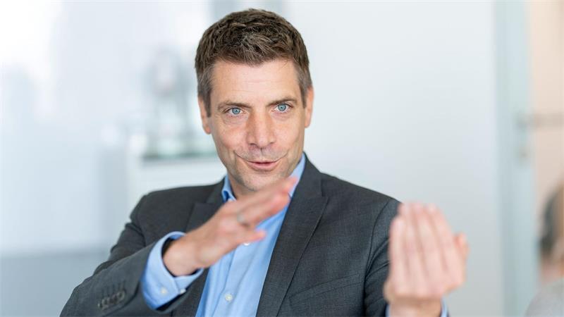 ING Deutschland: Kreditkarte kommt zum Weihnachtsgeschäft ING-Deutschland-Chef Lars Stoy: Neue Kontomodelle kommen 2027.
