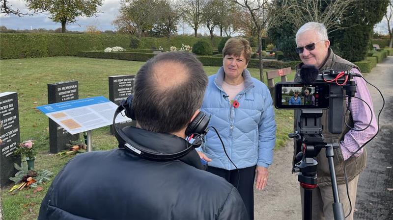 ITV News Central-Redakteur Peter Bearne im Interview mit Chris und Rose Askew.