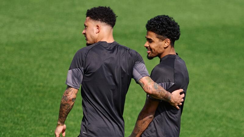 BVB-Leihspieler Sancho und Maatsen vor ungewisser Zukunft Ian Maatsen (l) und Jadon Sancho beim BVB-Training.