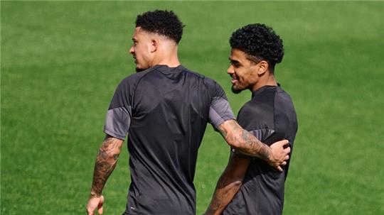 Ian Maatsen (l) und Jadon Sancho beim BVB-Training.