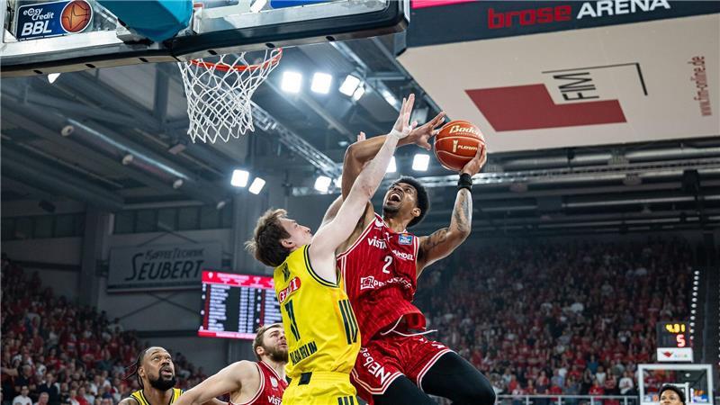 Ibi Watson zieht zum Korb.