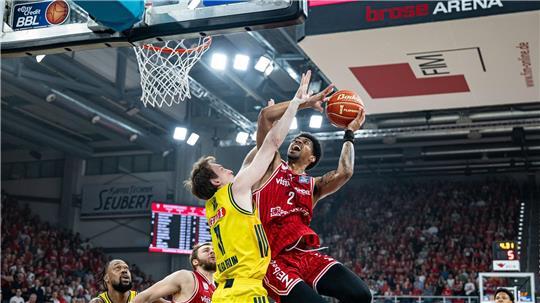 Ibi Watson zieht zum Korb.