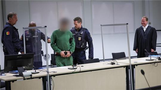Ibrahim A. (3.v.l.), Angeklagter im  Prozess um die tödliche Messerattacke im Regionalzug im schleswig-holsteinischen Brokstedt.