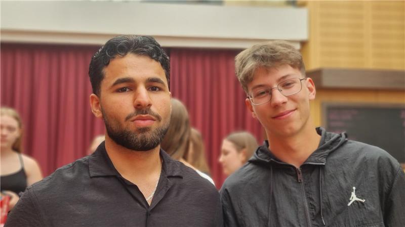 Erstwählerforum im Stadeum: So sehen Jugendliche die Kommunalpolitik Ibrahim und Mariano sind unzufrieden mit der Politik und wollen das mit ihrer Stimme bei der Kommunalwahl verändern.