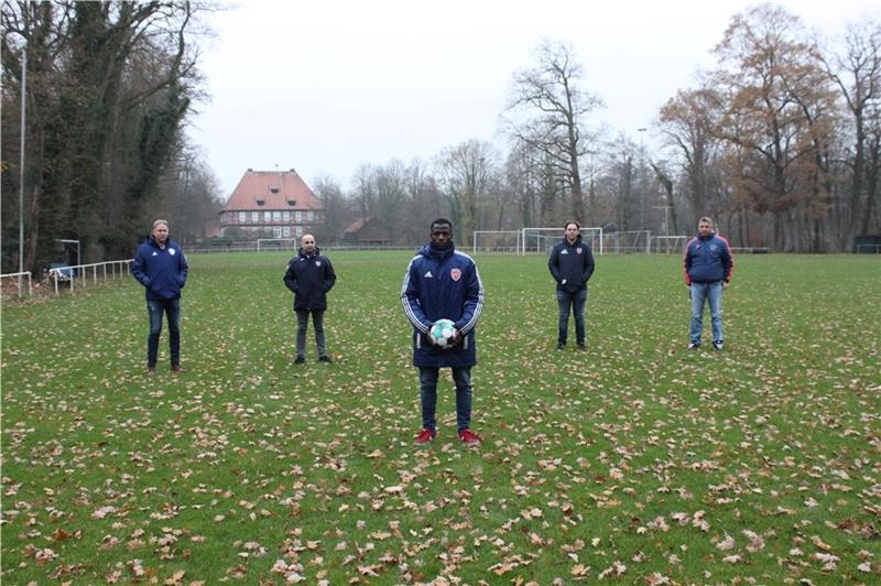Ibrahima Camara lebt mit einer permanenten Unsicherheit, dem FC-Fußballer droht die Abschiebung. Bahittin Saclik (links) und Julius Perlowski (rechts) sind für „Ibra“ die Ansprechpartner im Verein.