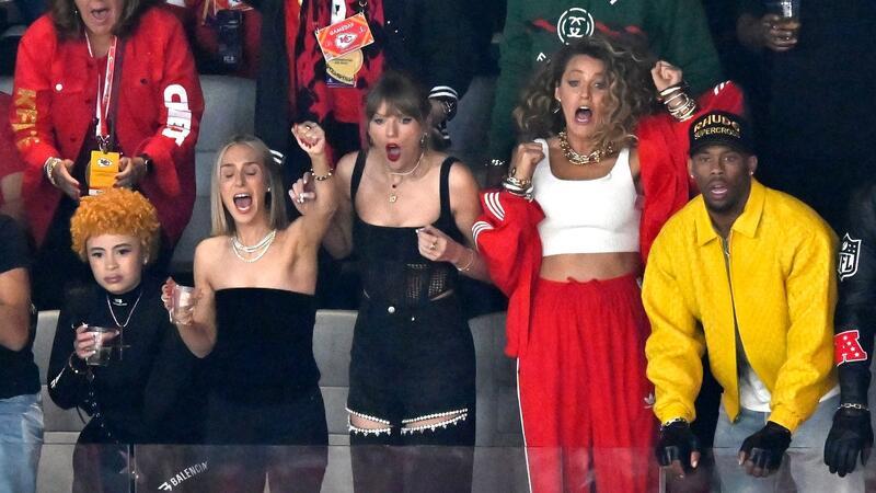 Super Bowl: Chiefs feiern mit Taylor Swift Ice Spice (l), Taylor Swift (M) und Blake Lively (2.v.r.) fiebern mit.