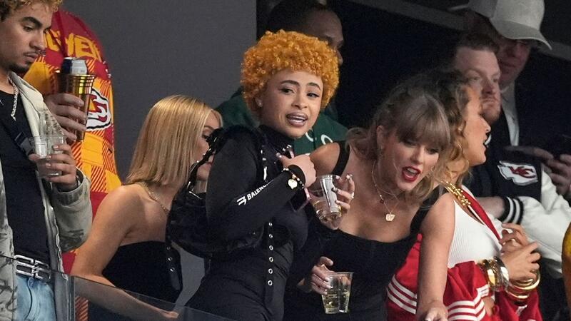 Swift im Fokus der Kameras: Siegerkuss für Freund Kelce Ice Spice (l) und Taylor Swift unterhalten sich vor dem Spiel.