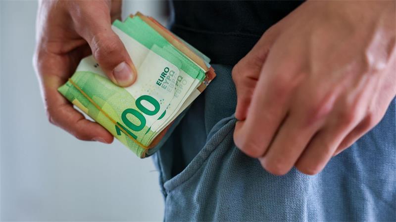 „Ich-Geschenke“ lassen sich die Bundesbürger etwas kosten - laut Umfrage rund 2000 Euro im Jahr 