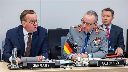„Ich arbeite ausgezeichnet mit ihm zusammen, sehr vertrauensvoll“, sagt Verteidigungsminister Boris Pistorius über Generalinspekteur Carsten Breuer. (Archivbild)