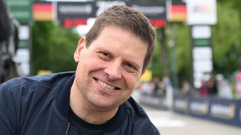 Ullrich im Rampenlicht: „Lebensrucksack leichter geworden“ „Ich bin Tour-de-France-Sieger und gehöre zur Tour-Geschichte dazu. (...) Offen für ein Gespräch zu sein, halte ich für wichtig“, sagt Jan Ullrich.