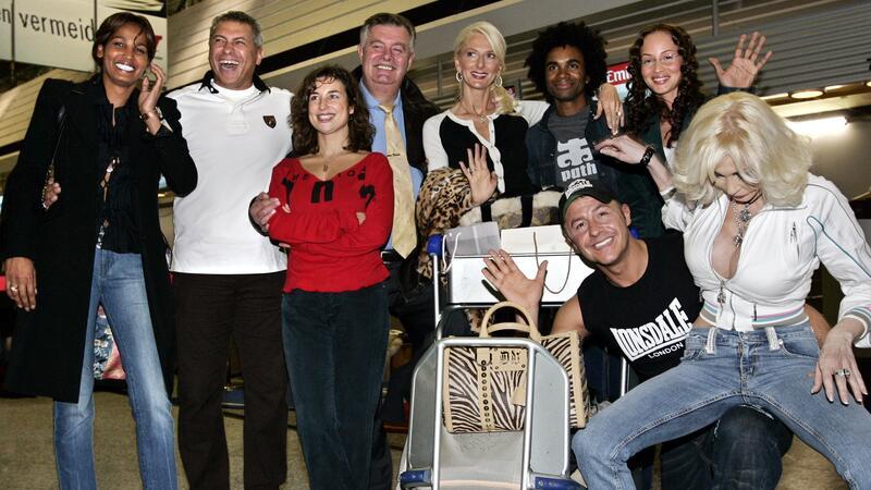 „Ich bin ein Star - Holt mich hier raus“: Nadja Abd el Farrag ("Naddel"), Jimmy Hartwig, Isabel Varell, Harry Wijnvoord, Desiree Nick, Fabrice Morvan, Heydi Nunez-Gomez, Willi Herren (vorne) und Dolly Buster zogen im Jahr 2004 bei RTL ins Dschungelcamp.