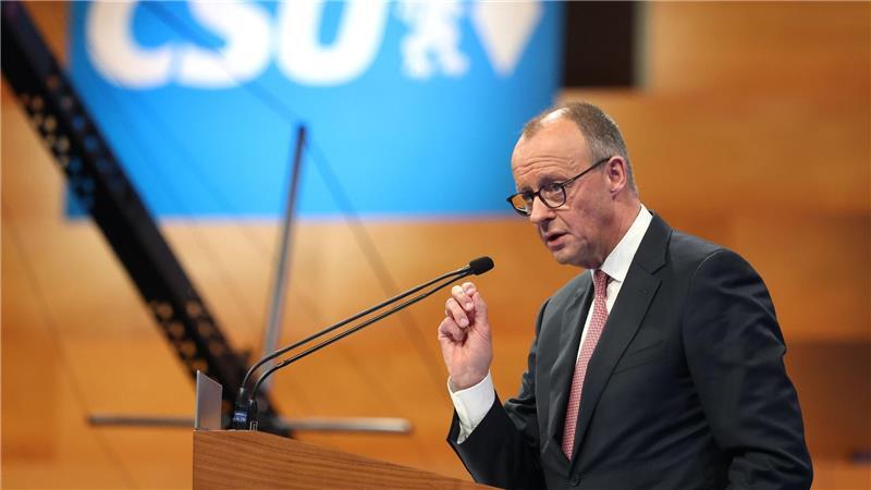 „Ich bin jedenfalls nicht bereit, das Thema Umwelt und Klimaschutz so hoch aufzuhängen, dass damit ein großer Teil unseres industriellen Kerns in der Bundesrepublik Deutschland verloren geht“, hatte Kanzler Merz (CDU) in seiner Rede auf dem CSU-Parteitag gesagt.