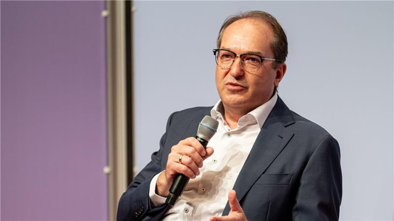Dobrindt verteidigt Kurs bei Aufnahme von Afghanen „Ich bin nicht bereit, auf reguläre Aufnahmeverfahren, ich bin nicht bereit, auf Sicherheitsüberprüfungen zu verzichten“, sagte Dobrindt.