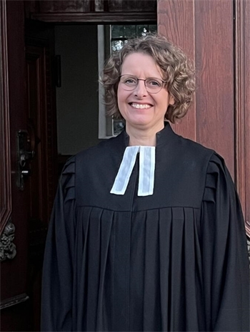 Ich freue mich, bei meinem Abschiedsgottesdienst und -Empfang in St. Martini in Estebrügge am Sonntag ab 11 Uhr viele Wegbegleiter zu treffen.Pastorin Agnethe Krarup am 1. Oktober 2026