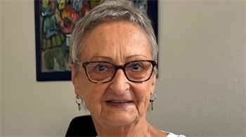 "Ich freue mich, dass Freitag ist, weil ich da immer mein offenes Atelier in der Brücke gestalte. Das bereichert mich."Renate Lewwe aus Dollern am Freitag, 7. August 2026.
