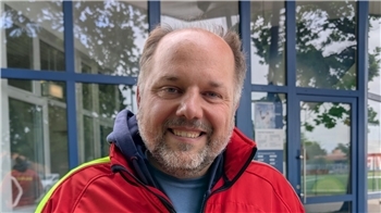 „Ich freue mich, dass das Land Niedersachsen den Bau unseres Hallenbades mit 1,4 Millionen fördert.”Claus Fastert, Vorsitzender der DLRG Drochtersen, am 16. Juni 2026.