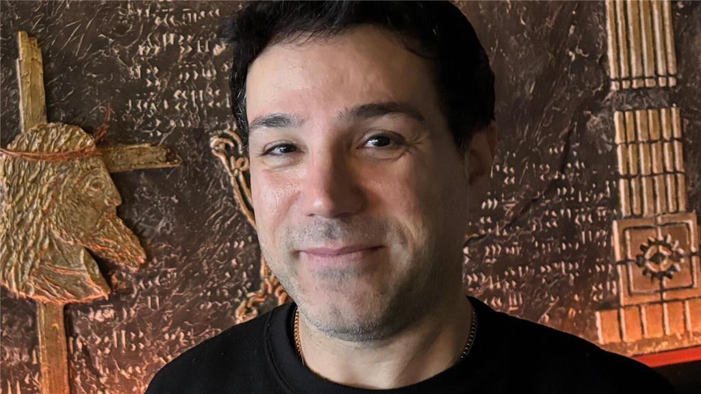 "Ich freue mich über unsere neue, künstlerisch gestaltete Inneneinrichtung."  Mo...