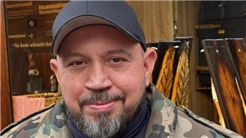 "Ich freue mich, unsere lieb gewonnene Kundschaft in den nächsten Wochen auf dem Buxtehuder Weihnachtsmarkt verwöhnen zu dürfen."René Bode (45), Betreiber Flammlachs-Stand, am 4. Dezember 2025