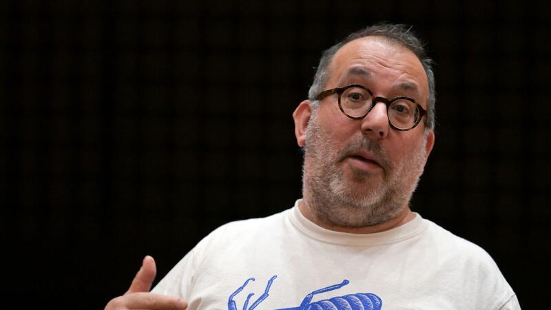 Barrie Kosky: „Angst ist keine Antwort auf den Terror“ „Ich fühle mich in der Mitte dieses Sturms. Ich pendle jeden Tag zwischen verschiedenen Emotionen hin und her“, sagt Regisseur Barrie Kosky mit Blick auf die Situation in Nahost seit dem Terrorangriff der Hamas auf Israel.