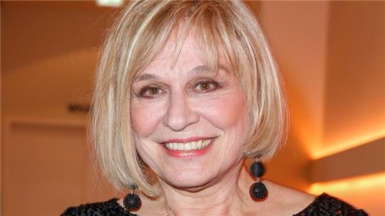 „Ich fühle mich sehr wohl und halte nach niemandem Ausschau“, sagt Mary Roos.