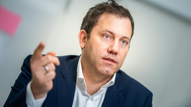 SPD-Chef sieht große Bewährungsprobe für Koalition „Ich glaube, Markus Söder will vor allem auch in den Schlagzeilen sein, weil er sich ein bisschen langweilt dort in Bayern und Friedrich Merz die große Bühne nicht alleine gönnt“, sagt Lars Klingbeil.