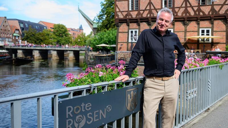 Ich glaube, dass die Serie ohne Lüneburg in der Qualität nicht möglich wäre“, sagt der 54-Jährige im Gespräch mit der Deutschen Presse-Agentur, „die Stadt ist für uns das ideale Freilichtstudio“.