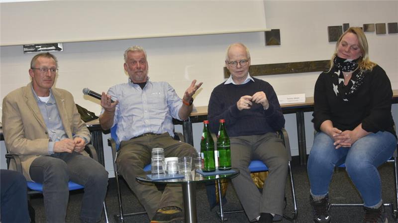 „Ich kann nichts machen“, sagt Wolfsberater Michael Ohlhoff, der mit Rüdiger Ramm (links), Albert Boehlke und Verena Jahnke über die Zunahme der Wolfsangriffe diskutiert.