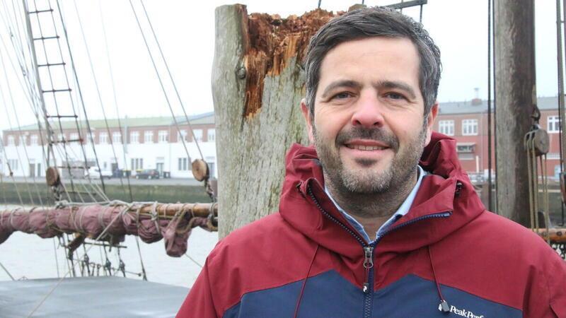 „Ich liebe das Meer und bin gerne am Strand oder im Hafen“: Der SPD-Bundestagskandidat beschreibt den Kreis Cuxhaven als den Ort, an dem er auftanken kann.