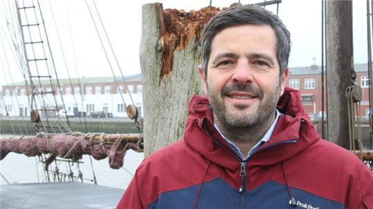 „Ich liebe das Meer und bin gerne am Strand oder im Hafen“: Der SPD-Bundestagskandidat beschreibt den Kreis Cuxhaven als den Ort, an dem er auftanken kann.