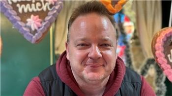 "Ich liebe meinen Job, auch, wenn ich im Moment täglich arbeiten muss. Jeden Tag komme ich mit netten Leuten ins Gespräch."Christian Radtke, Verkäufer auf dem Stader Weihnachtsmarkt, 18. Dezember 2025.