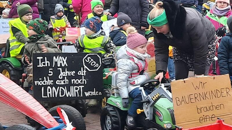 „Ich möchte auch noch Landwirt werden“: Bauernkinder protestieren in Mulsum für eine Zukunft der Landwirtschaft.