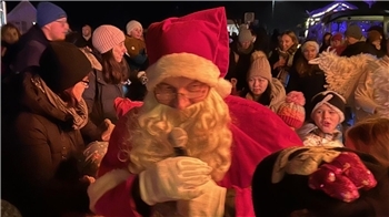 „Ich noch mal. Also, jetzt reicht es mir aber wirklich. War das ein Stress. Aber schön war‘s schon.“Der Weihnachtsmann aus Himmelpforten am Freitag, 26. Dezember 2025.