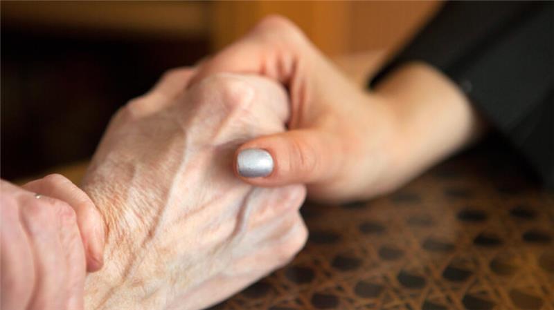 Eltern-Unterhalt: Wenn Kinder fürs Pflegeheim zahlen sollen Ich stehe dir bei: Das müssen gut verdienende Kinder unter Umständen auch finanziell, wenn ihre Eltern die Pflegeheimkosten nicht selbst aufbringen können.