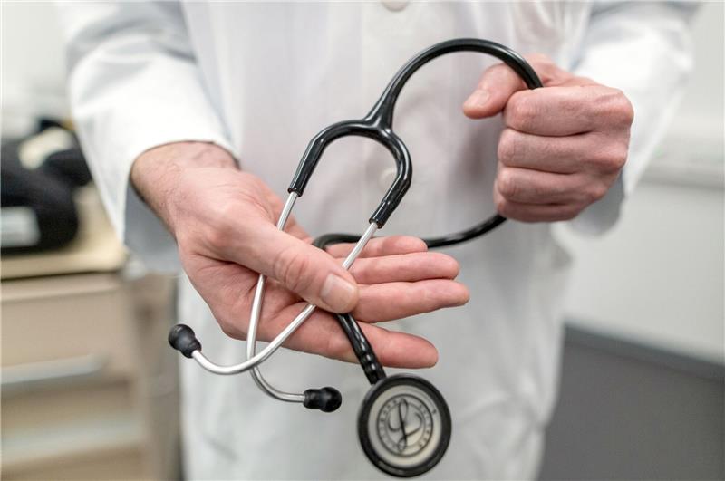 Arztgespräch auf WC – Wieder Wirbel um Klinik Cuxhaven "Ich war auf der Toilette, als ich im Zimmer Männerstimmen hörte", berichtet die Patientin über ihr Entlassungsgespräch in der Helios-Klinik Cuxhaven. Symbolfoto: dpa