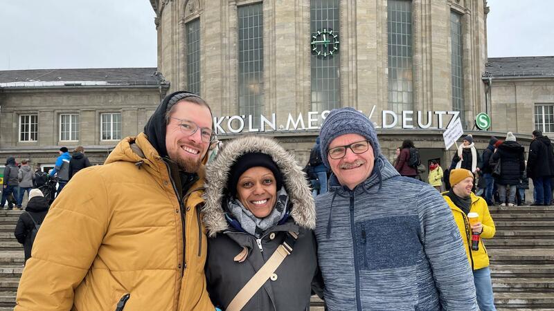 Die Republik steht auf: „Das hat es lange nicht gegeben“ „Ich weiß, was es heißt, keine Freiheiten zu haben und in Angst zu leben, weil die Regierung sagt: „Ihr habt hier nichts zu melden““, sagt die gebürtige Südafrikanerin Bonita (M.) - hier mit Freunden vor dem Deutzer Bahnhof in Köln.