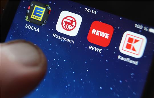 Icons der Apps von den Handelsketten Edeka (l-r), Rossmann, REWE und Kaufland sind auf dem Display eines iPhones zu sehenFoto: Karl-Josef Hildenbrand/dpa