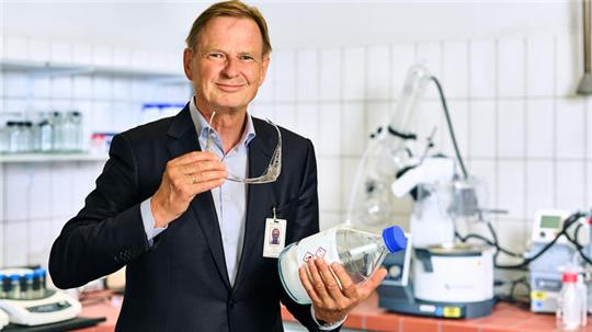 Ideengeber und Antreiber: Unternehmenschef Dr. Axel C. Heitmann in einem der Labore im Stader Chemie-Park.