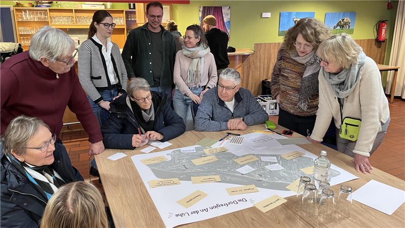 Ideensammler bei der Bürgerbeteiligung der Dorfregion „An der Lühe“ im Dorfgemeinschaftshaus in Steinkirchen. Im Hintergrund: die E&P-Stadtplaner Bentje Büttner und Frederik Stroot und Regionalmanagerin Anne Rosenfeld.