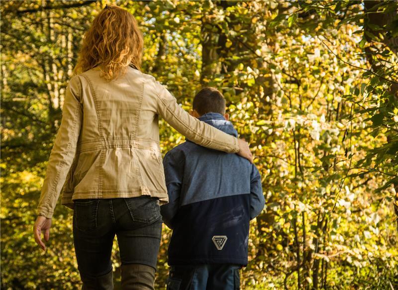 Quälende Fragen: Wenn Adoptierte ihre Wurzeln suchen Identifikation und Abgrenzung von der Familie und der genetischen Herkunft sind wichtige Schritte auf der Suche nach der eigenen Identität.