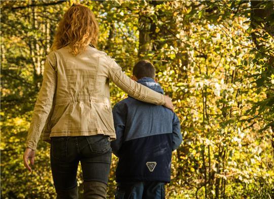 Identifikation und Abgrenzung von der Familie und der genetischen Herkunft sind wichtige Schritte auf der Suche nach der eigenen Identität.