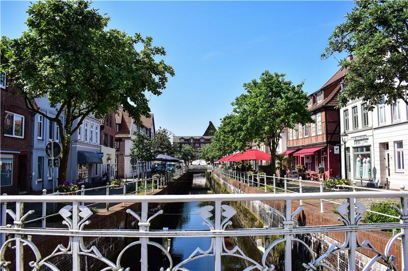 Hollywoodreif: Mit ChatGPT auf Entdeckungsreise durch Buxtehude Der Fleth in Buxtehude mit Blick auf die Mühle.